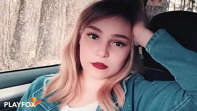 Babe Sexy yn llawen sucks ar gerdyn disgownt